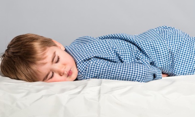 Kada vaikas išmoksta miegoti be sauskelnių?