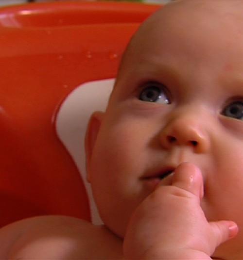 Kaip tinkamai maudyti kūdikį? Kineziterapeutės patarimai
