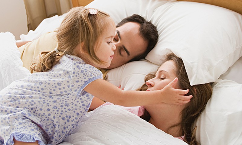 Ką daryti, kai vaikas naktį ateina į tėvų lovą?