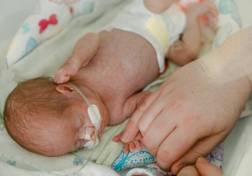 Neišnešiotų naujagimių šeimos prašo daugiau laiko po sudėtingos gyvenimo pradžios