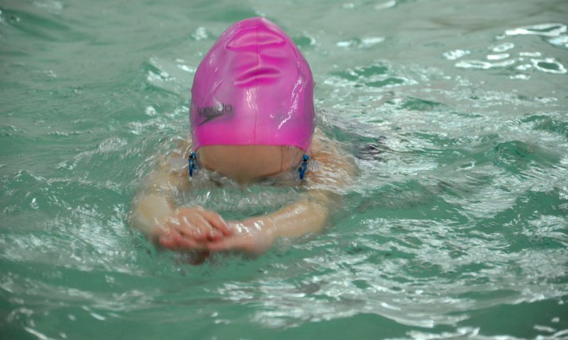 Ką reikia žinoti, mokant vaikus plaukti: trenerio patarimai