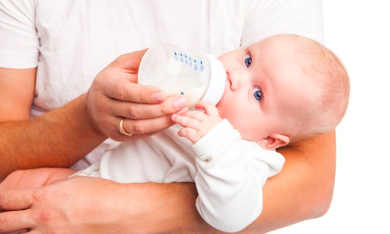 Kaip parinkti kūdikiui pieno mišinį, kad nepūstų pilvuko?