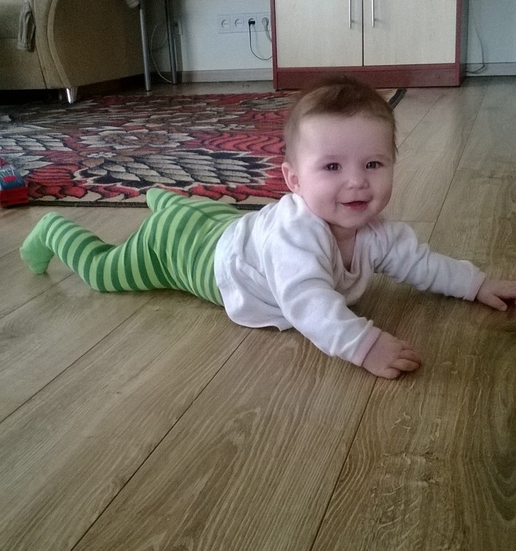 3 mėnesių vaikas – žaidžia ant grindų