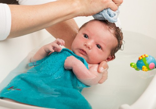 Kūdikio maudynės vonioje: kada ir kaip tinkamai tai daryti
