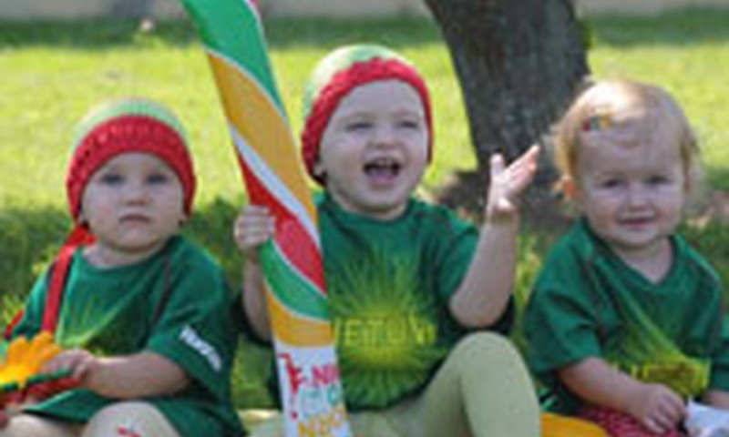 Trys šauniosios krepšinio sirgaliukės - už Lietuvą!