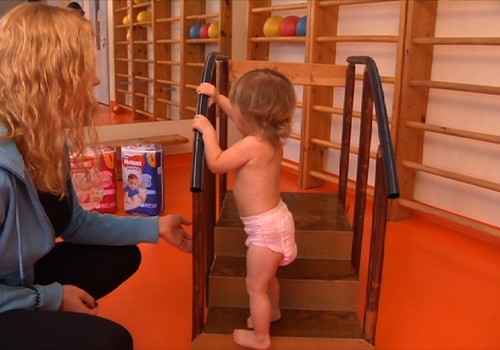 Kaip išmokyti mažylį lipti laiptais: pataria kineziterapeutė