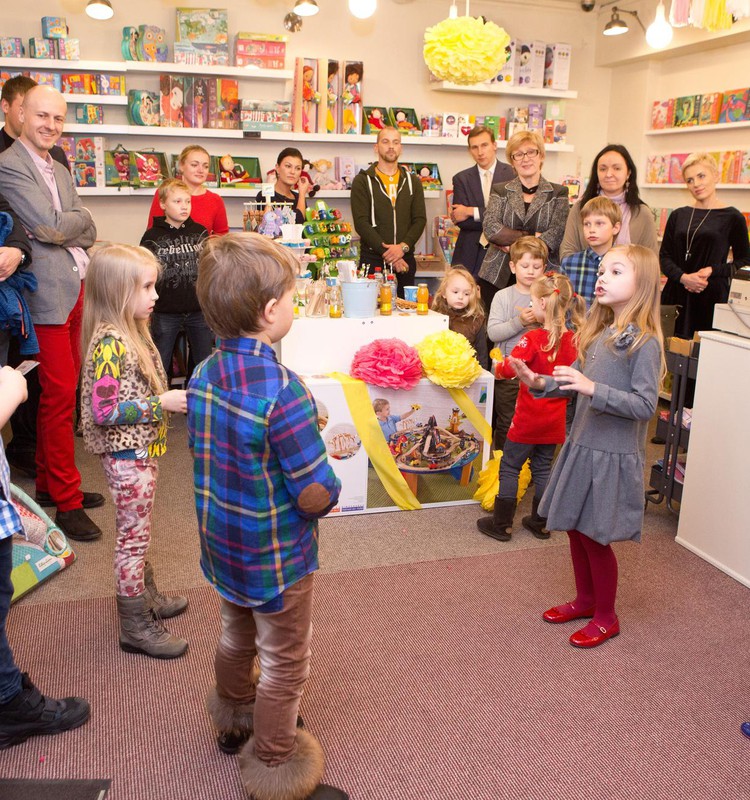 Įžymių tėvelių vaikai prancūziškų žaislų parduotuvės atidaryme mokėsi magijos paslapčių!