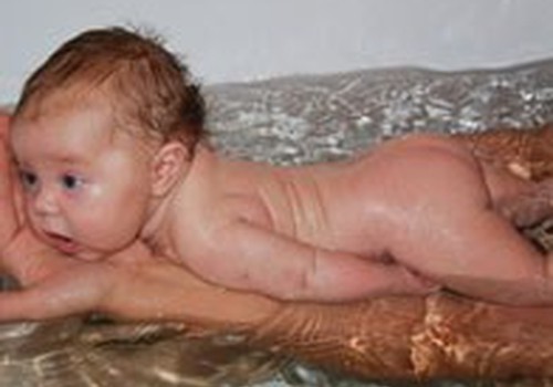 Vandens temperatūrą kūdikio maudynėms matuojate...