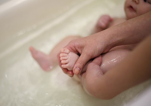 Kaip teisingai maudyti kūdikį: gydytojos patarimai
