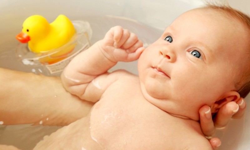 Jei maudote kūdikį didelėje vonioje: kineziterapeutės patarimai