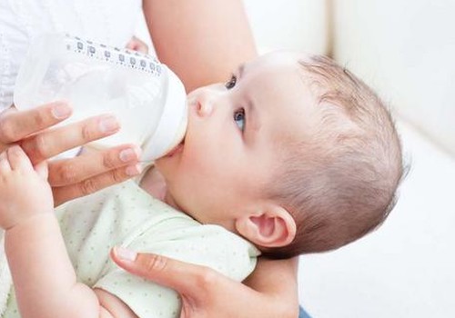 Kaip teisingai saugoti ir vartoti nutrauktą mamos pieną?