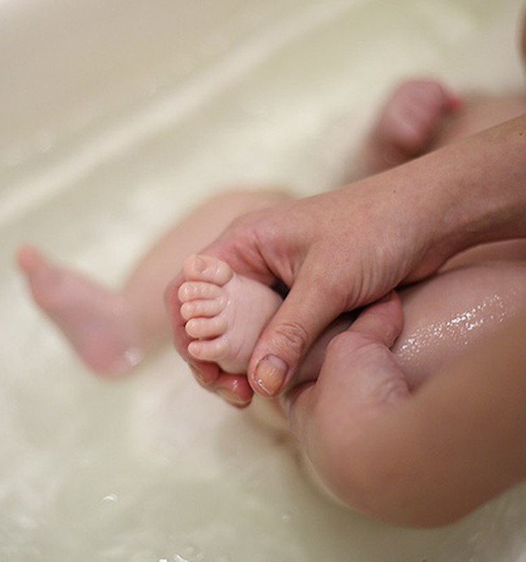 Ar galima maudyti sloguojantį kūdikį?
