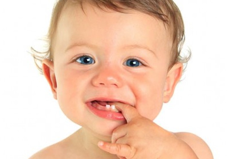 Kaip nuraminti mažylį, kai kalasi dantukai?