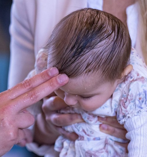 Kiek pinigų dovanoti krikštynoms: orientacinės sumos svečiams, seneliams ir krikšto tėvams