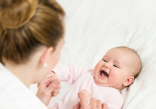 6 mėnesių kūdikis savarankiškai nesivarto: kaip jam padėti?