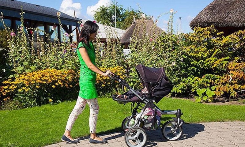 FOTO: Pratimai, kuriuos galima atlikti vaikščiojant su mažyliu
