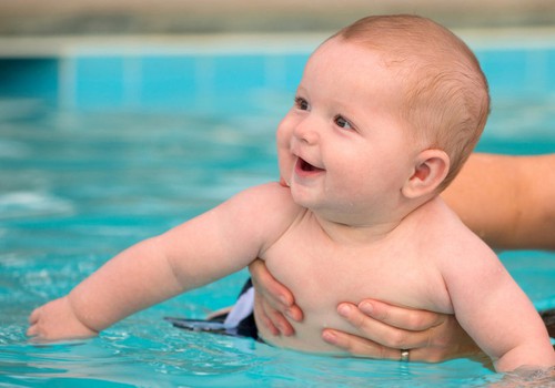 Plaukiojimas kūdikystėje: nauda ir privalumai