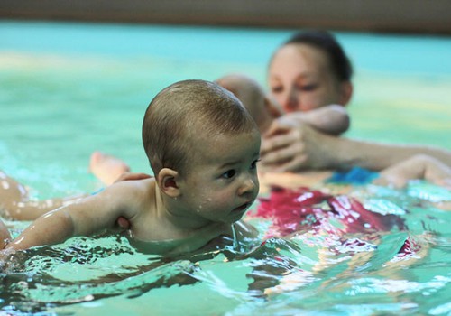 Plaukiojimas mažylius stiprina ir fiziškai, ir protiškai