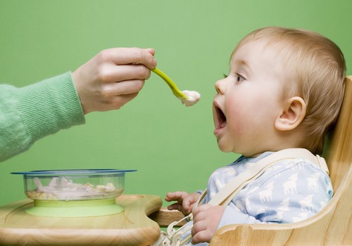 Kūdikis gausiai atpila ir jaučiasi alkanas: pataria gydytoja