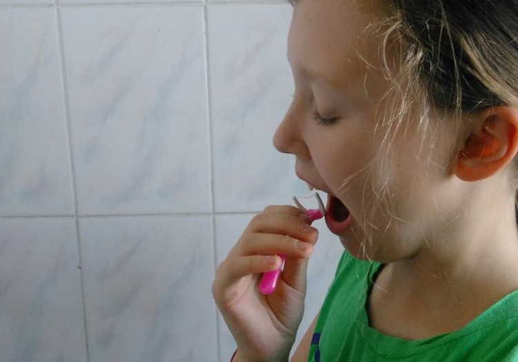 Dantų siūlas su rankena ir antgaliais - puikus duetas