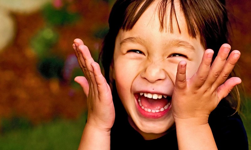 Mokykimės šypsotis ir juoktis žiūrėdami į vaikus