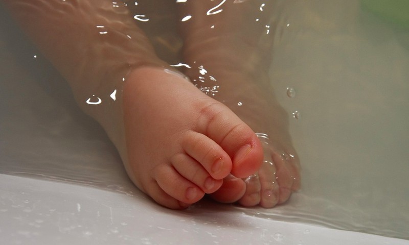 Pirmosios kūdikio maudynės: ką būtina žinoti