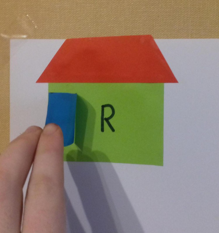 Mokomės namuose: raidžių namelis