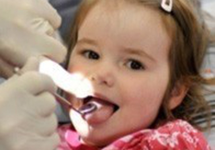 Ar turi vaikui iškristi krūminiai dantukai?