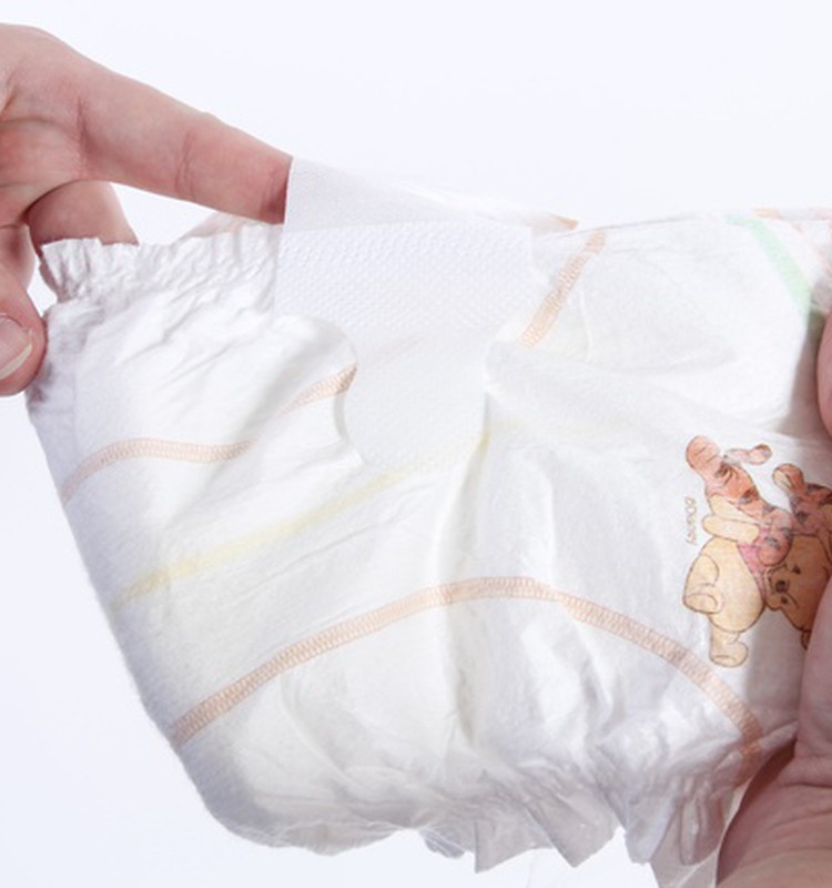 Huggies® Newborn lipdukai tvirtinami visame sauskelnių paviršiuje!