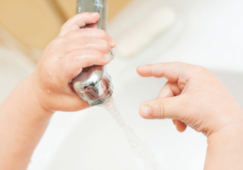 Puiki idėja, kaip išmokyti vaiką plauti rankytes