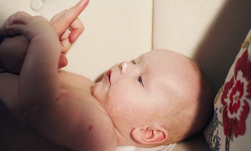 Apie trečią mėnesį kūdikis "aptinka" savo rankytes