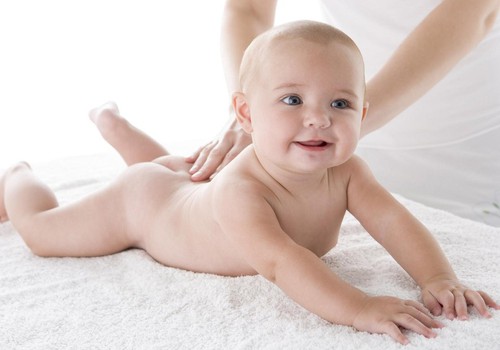 Kaip atlikti kūdikiui masažą: kineziterapeutės patarimai