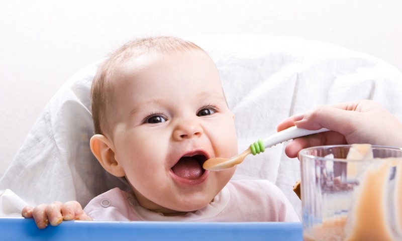 Kuo maitinti 8 mėnesių mažylį: gastroenterologės patarimai