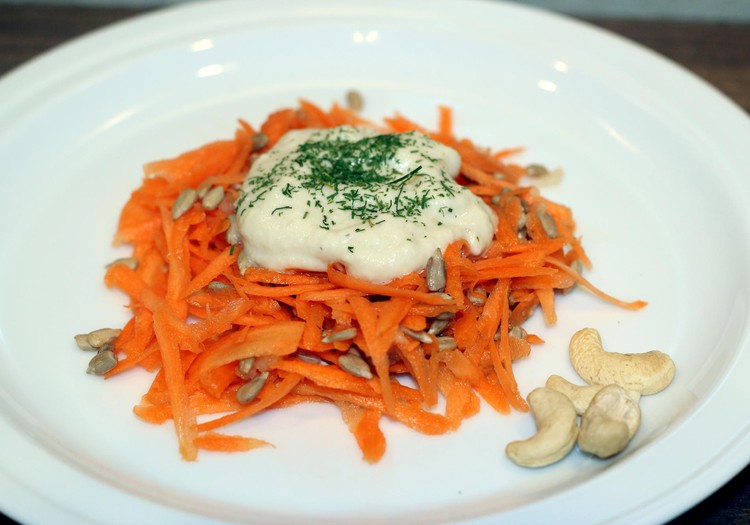 Paprastos morkų salotos su anakardžių majonezu