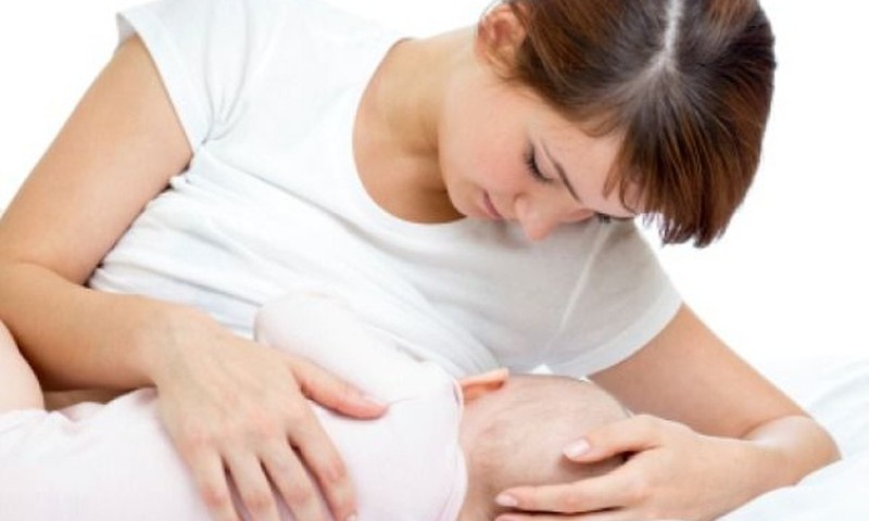 Mokslininkai: Kūdikį reikia žindyti, vos krūtis prisipildo pieno