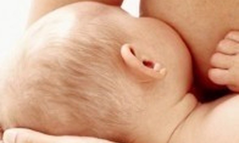 Maitinant krūtimi kūdikis ima drebėti