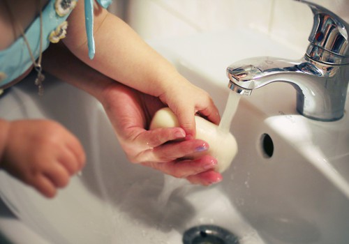 Kaip išmokyti vaiką plauti rankas?