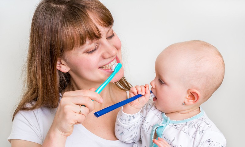 4 patarimai, kaip tinkamai prižiūrėti mažylio dantukus