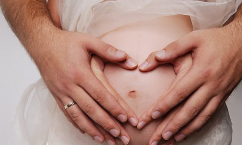 Ar įmanoma suderinti kūdikio žindymą ir svorio metimą po gimdymo?