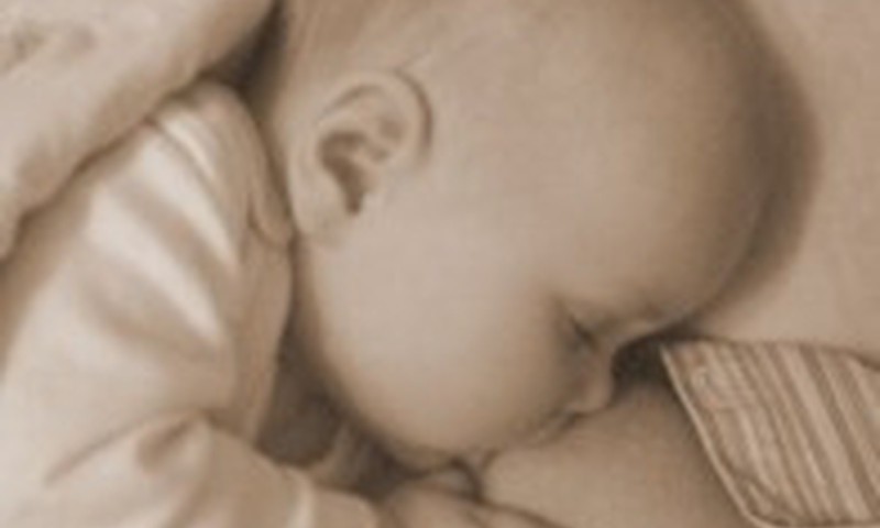 Naktį 6 mėnesių kūdikis ėmė nuolat žįsti krūtį