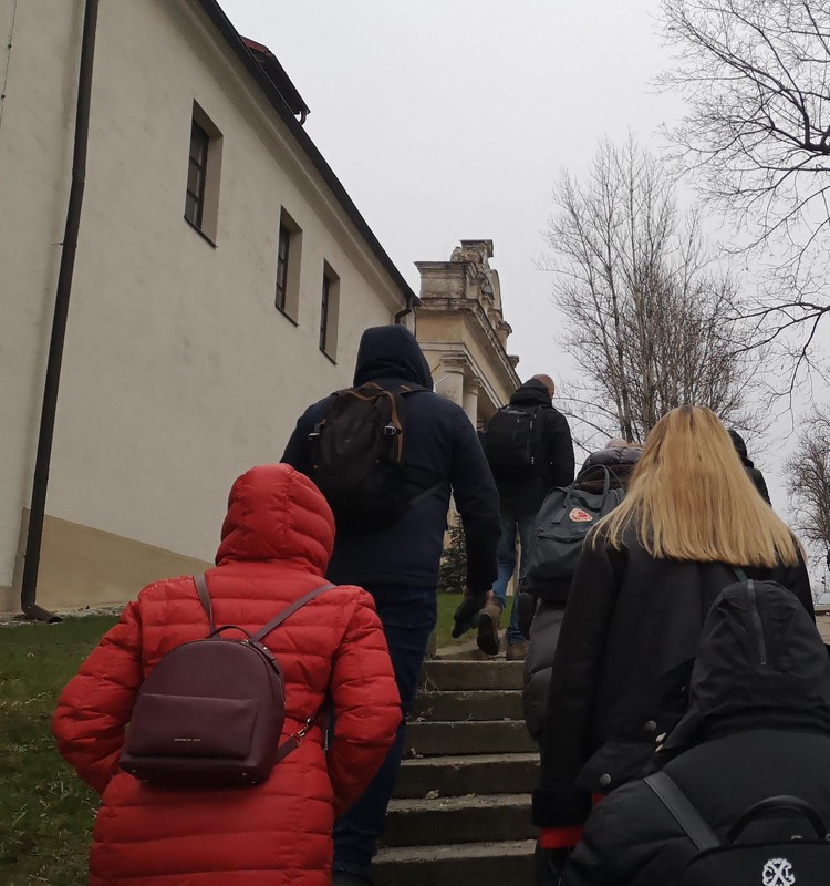 Čia ramu: vieni sėdi, kiti guli....