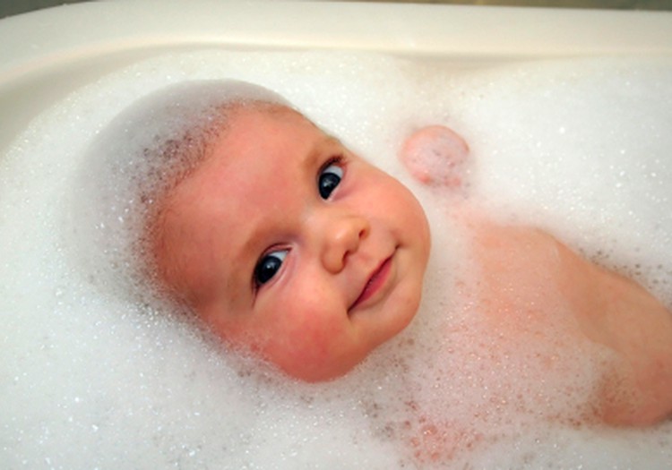 Kineziterapeutė: pratinkite mažylį prie didelės vonios