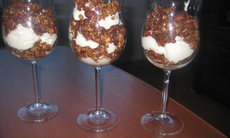 Natūralus jogurtas su granola. 