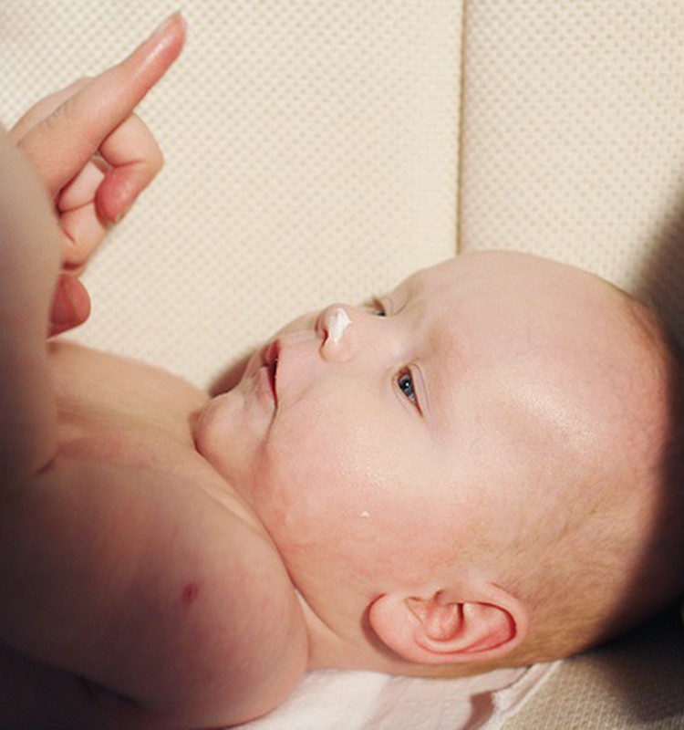 Apie trečią mėnesį kūdikis "aptinka" savo rankytes