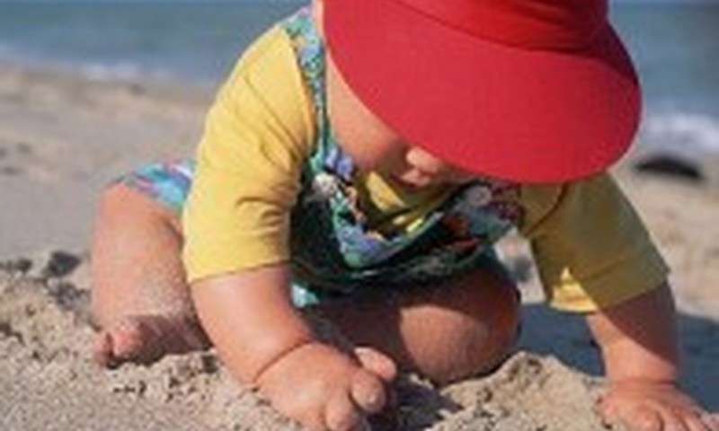 Kai vaikas paragauja smėliuko