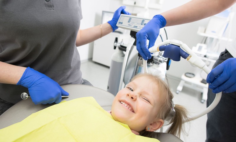Kodėl pirmasis vizitas pas vaikų odontologą neturėtų būti atidėliojamas?