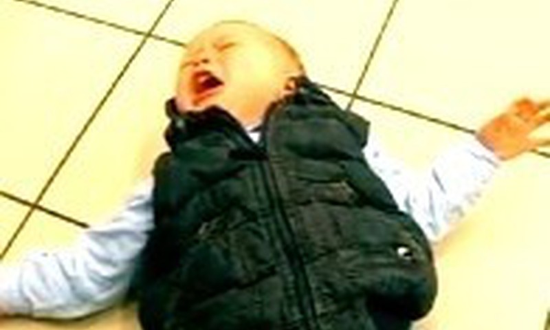 Vaikas krenta ant žemės: psichologės komentaras