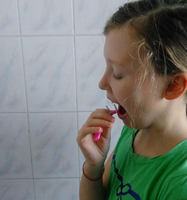Dantų siūlas su rankena ir antgaliais - puikus duetas