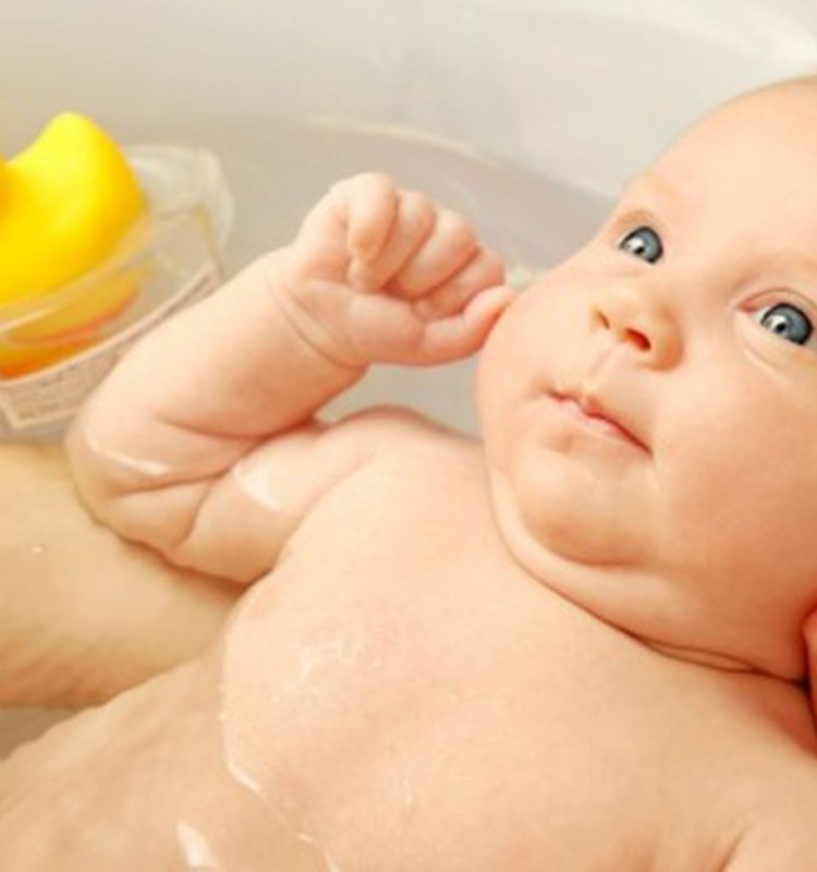 Mažylio maudynės didelėje vonioje: kinezitarapeutės patarimai