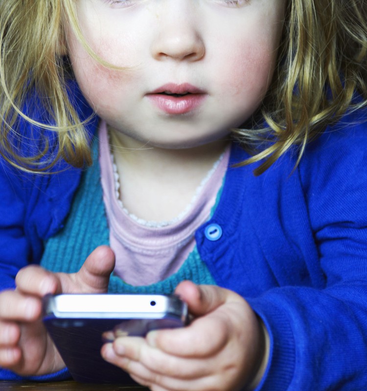 DIENOS KLAUSIMAS: ar leidžiate vaikui žaisti su telefonu?